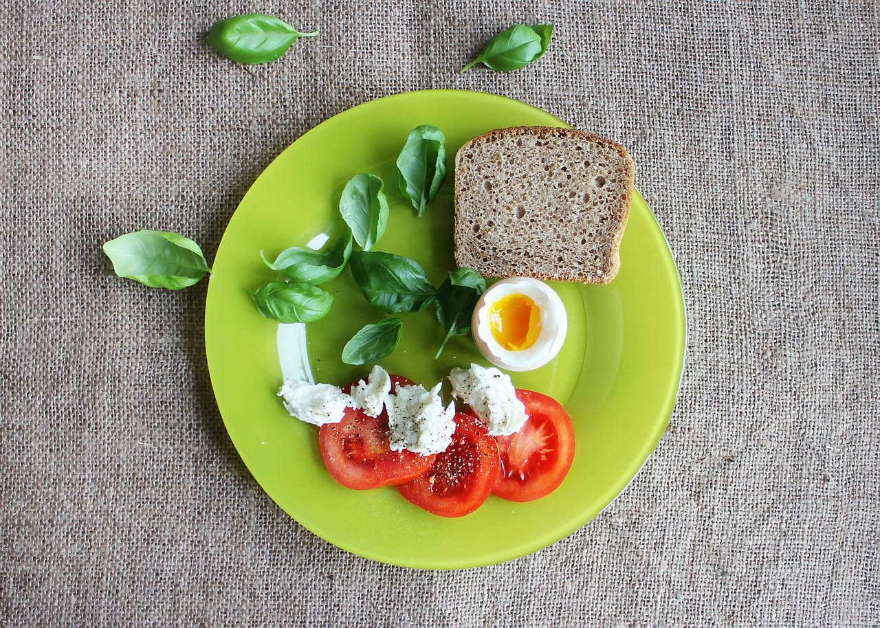 Pranzo in ufficio: mensa o cibo da casa, come non ingrassare