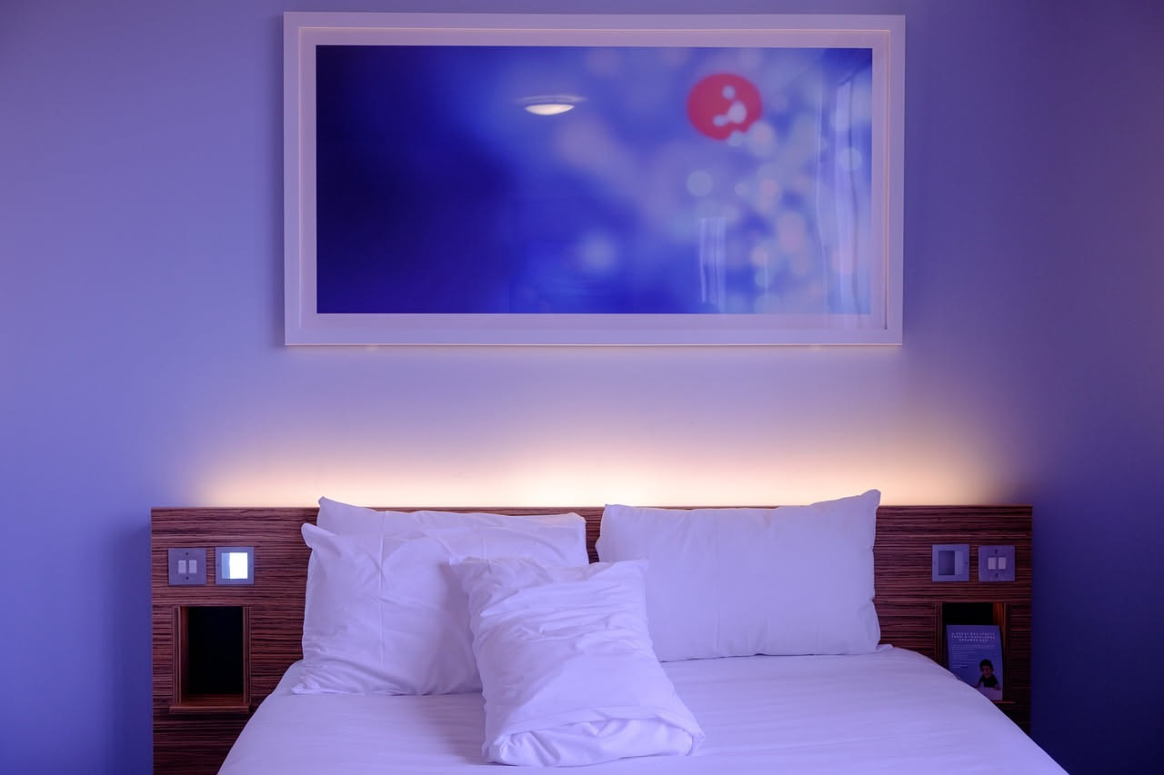 Luce blu dai device: quanto riduce davvero le ore di sonno