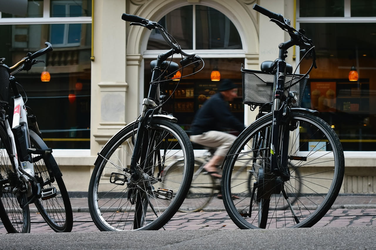 Bicicletta in città dopo i 40: benefici reali e rischi concreti