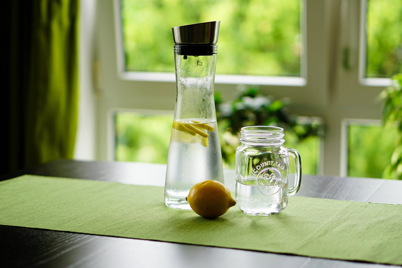 Bere acqua tiepida al mattino: cosa succede davvero al corpo in 30 giorni