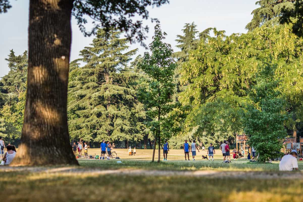 Pedalare nel parco al weekend: i benefici che si accumulano nel tempo