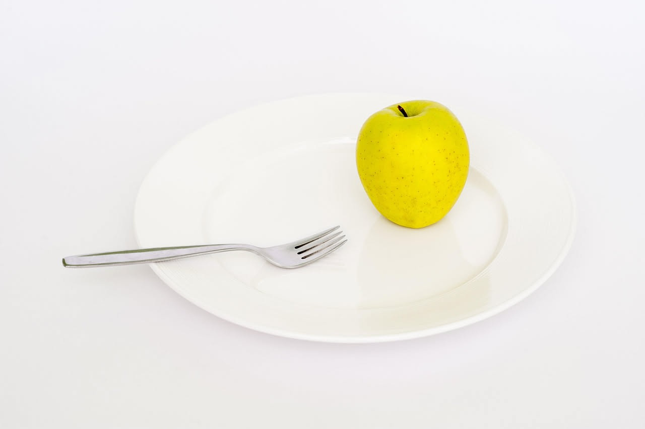 Mangiare poco e spesso: funziona o è solo una moda?