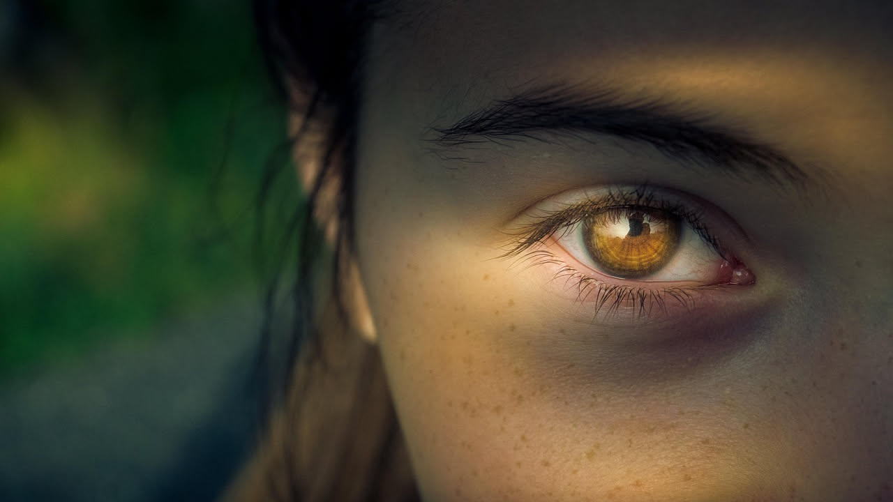 Occhi in primavera: cosa cambia con la luce e quando preoccuparsi