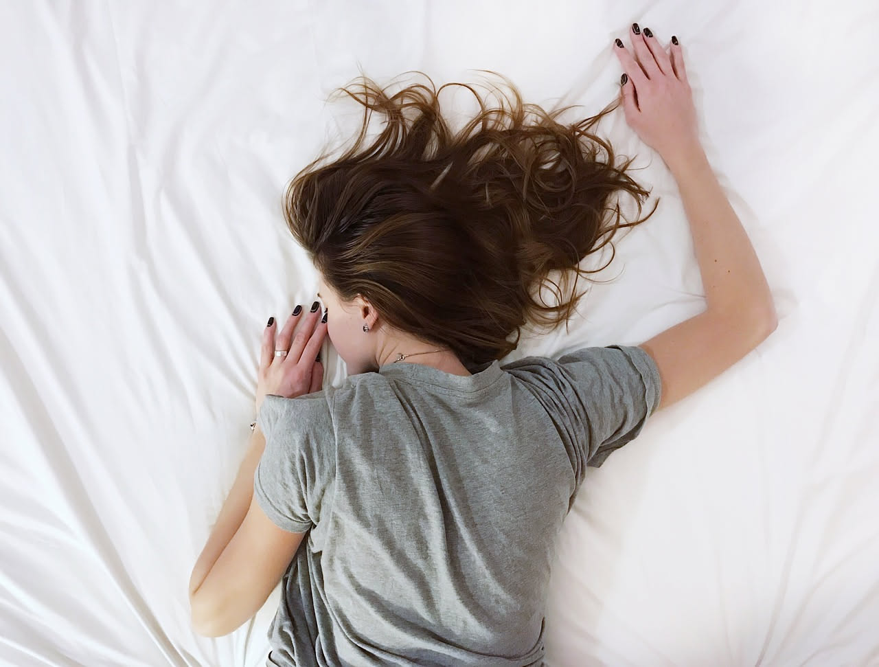 Crampi notturni alle gambe: perché accadono nel sonno profondo