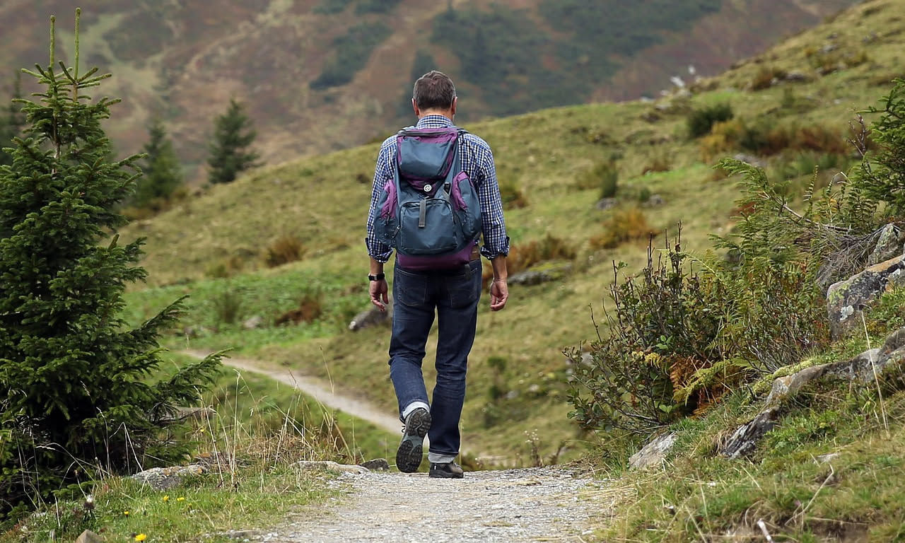 Camminare ogni giorno: quanti passi servono davvero per il cuore