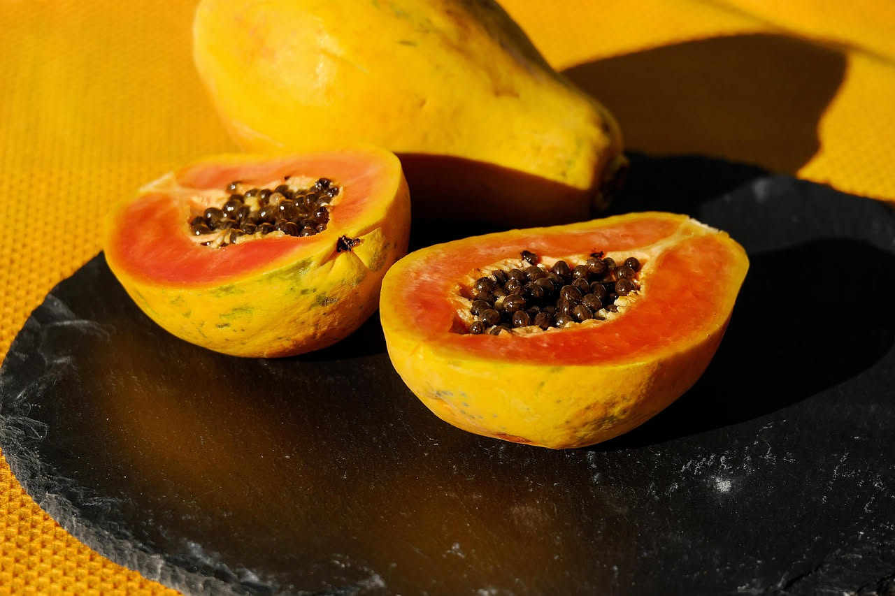 Papaya: proprietà, benefici e come consumarla correttamente