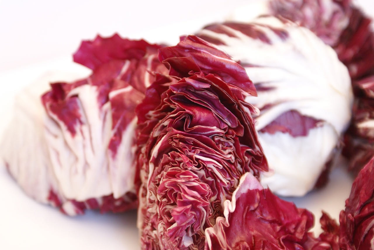 Radicchio: proprietà, benefici e come consumarlo in modo equilibrato