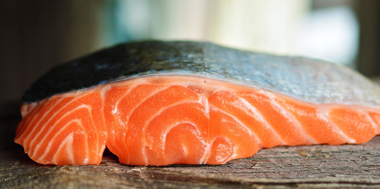Salmone: proprietà, benefici nutrizionali e come consumarlo
