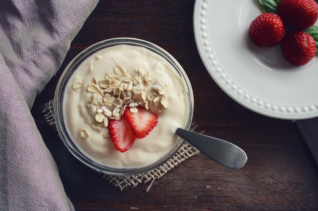 Yogurt greco: proprietà, benefici e come includerlo nella dieta