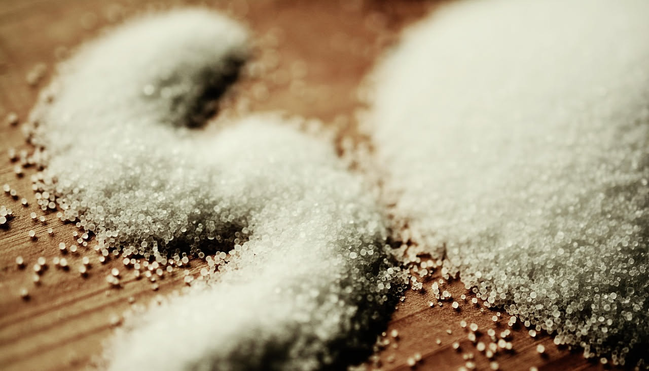 Cosa succede a chi mangia troppo sale d'estate: i rischi da sapere