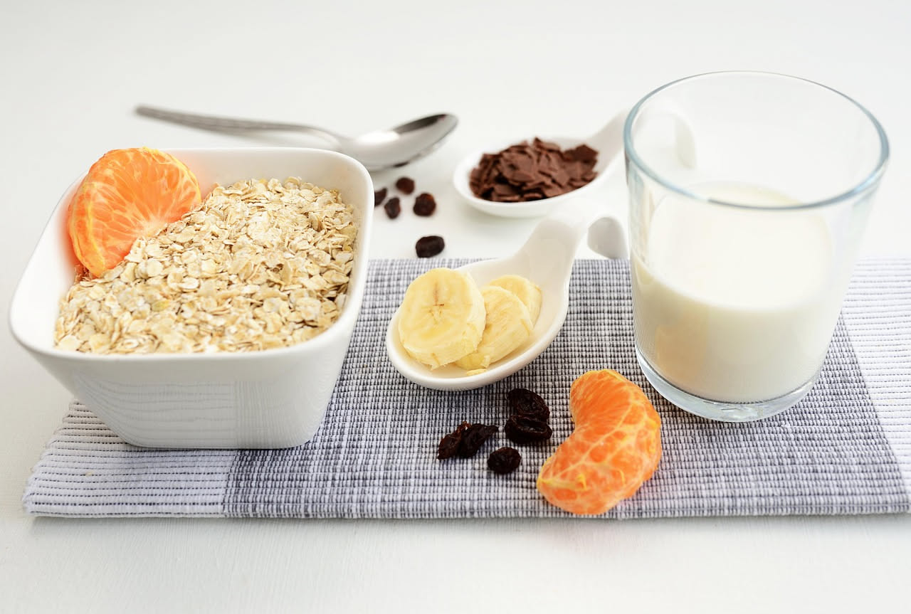 Cosa succede a chi mangia avena a colazione d'estate: i benefici