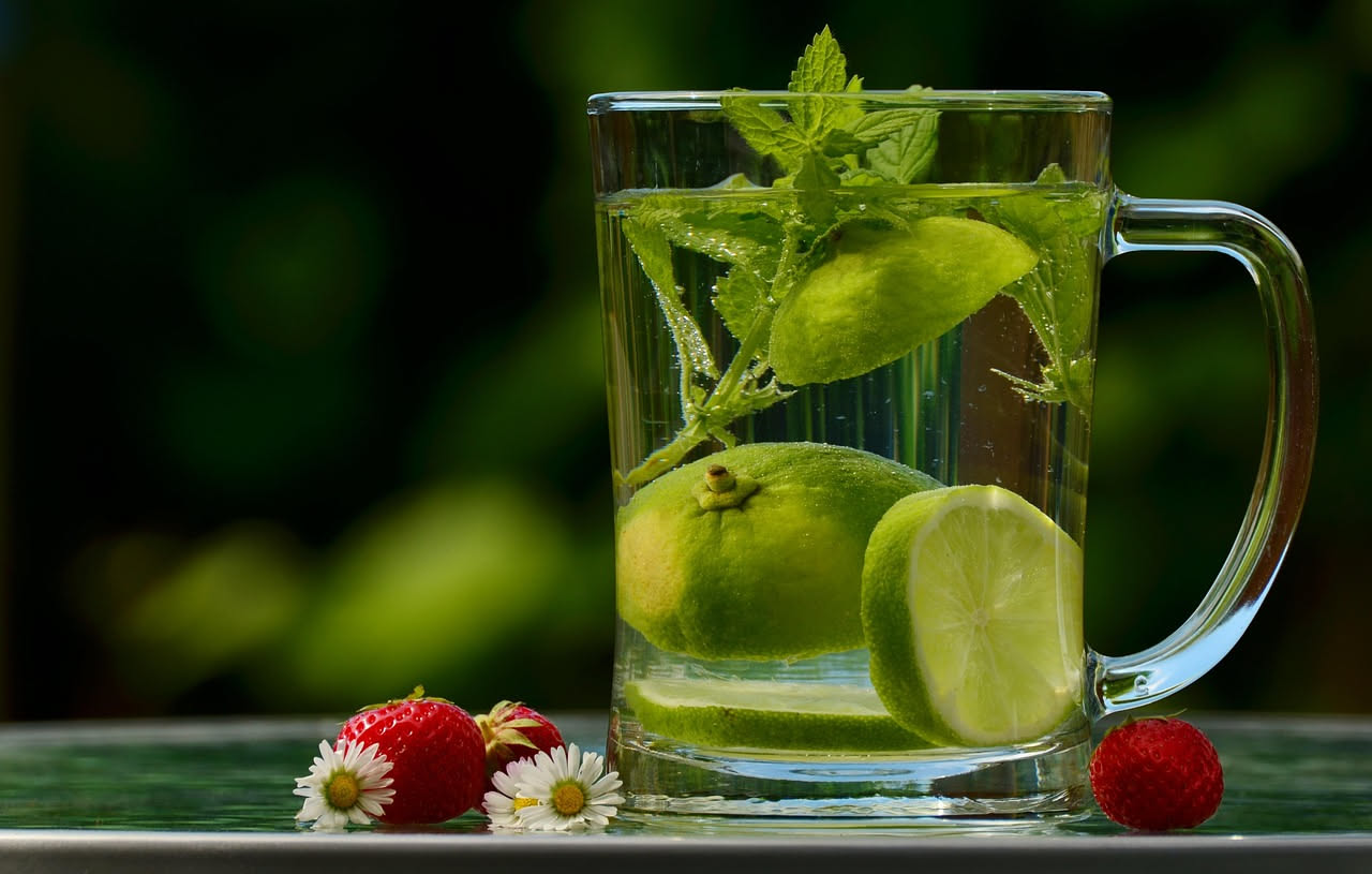 Cosa succede a chi beve acqua con menta e limone: i benefici
