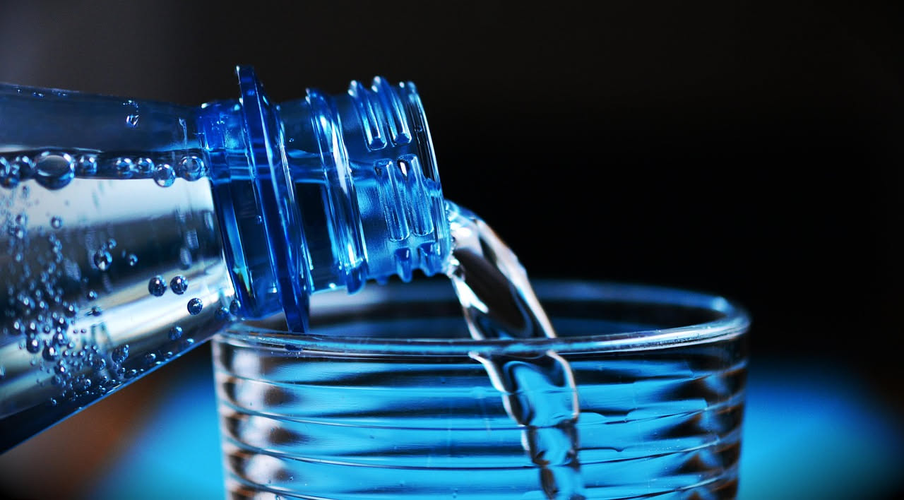 Cosa succede a chi beve poca acqua d'estate: i rischi da conoscere