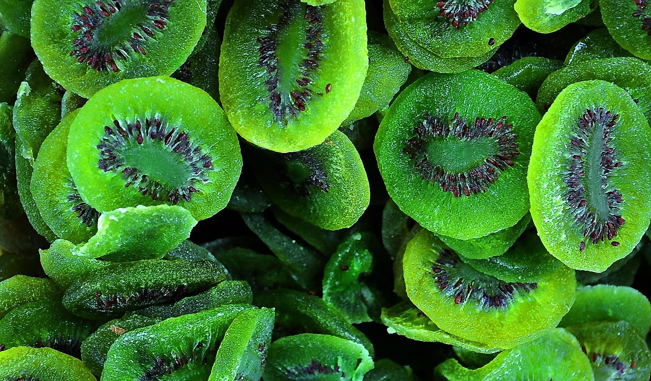 Cosa succede a chi mangia troppa frutta essiccata: cosa sapere