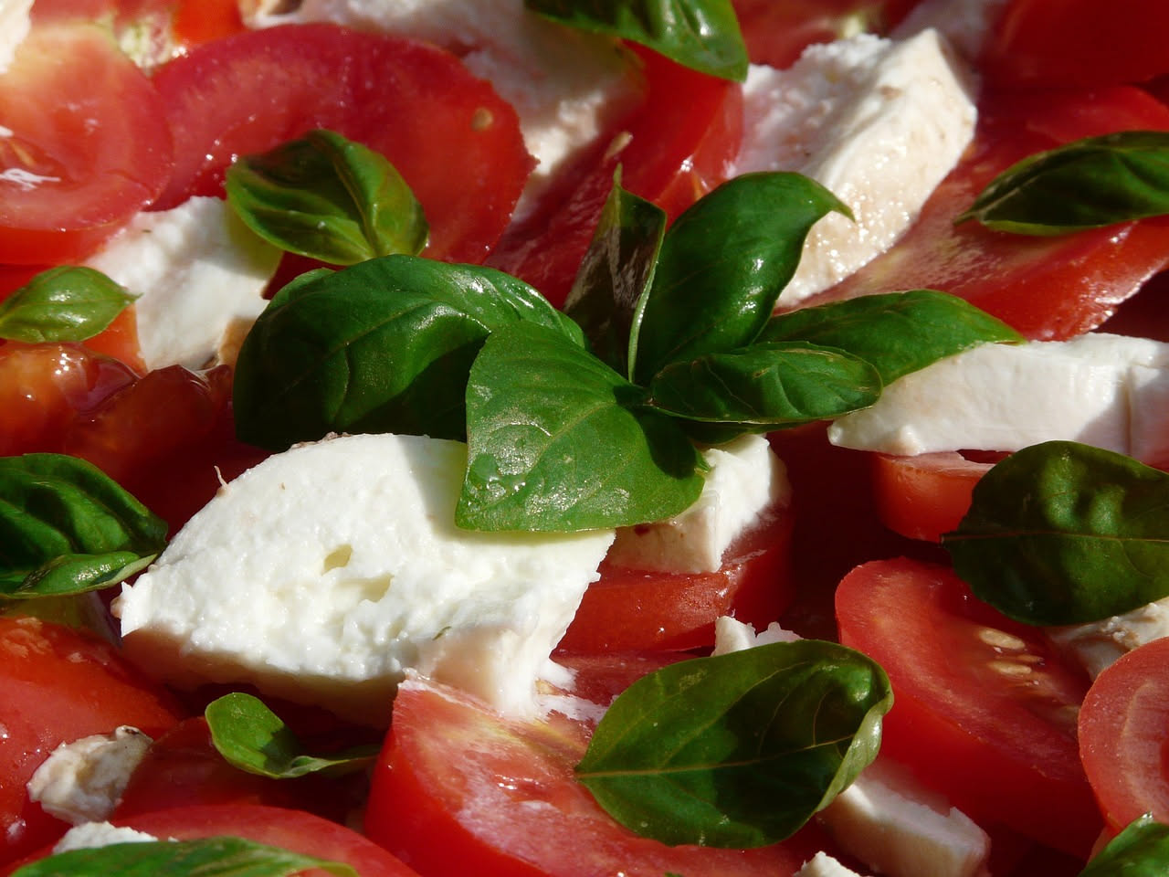 Cosa succede a chi mangia pomodori e mozzarella spesso: i benefici