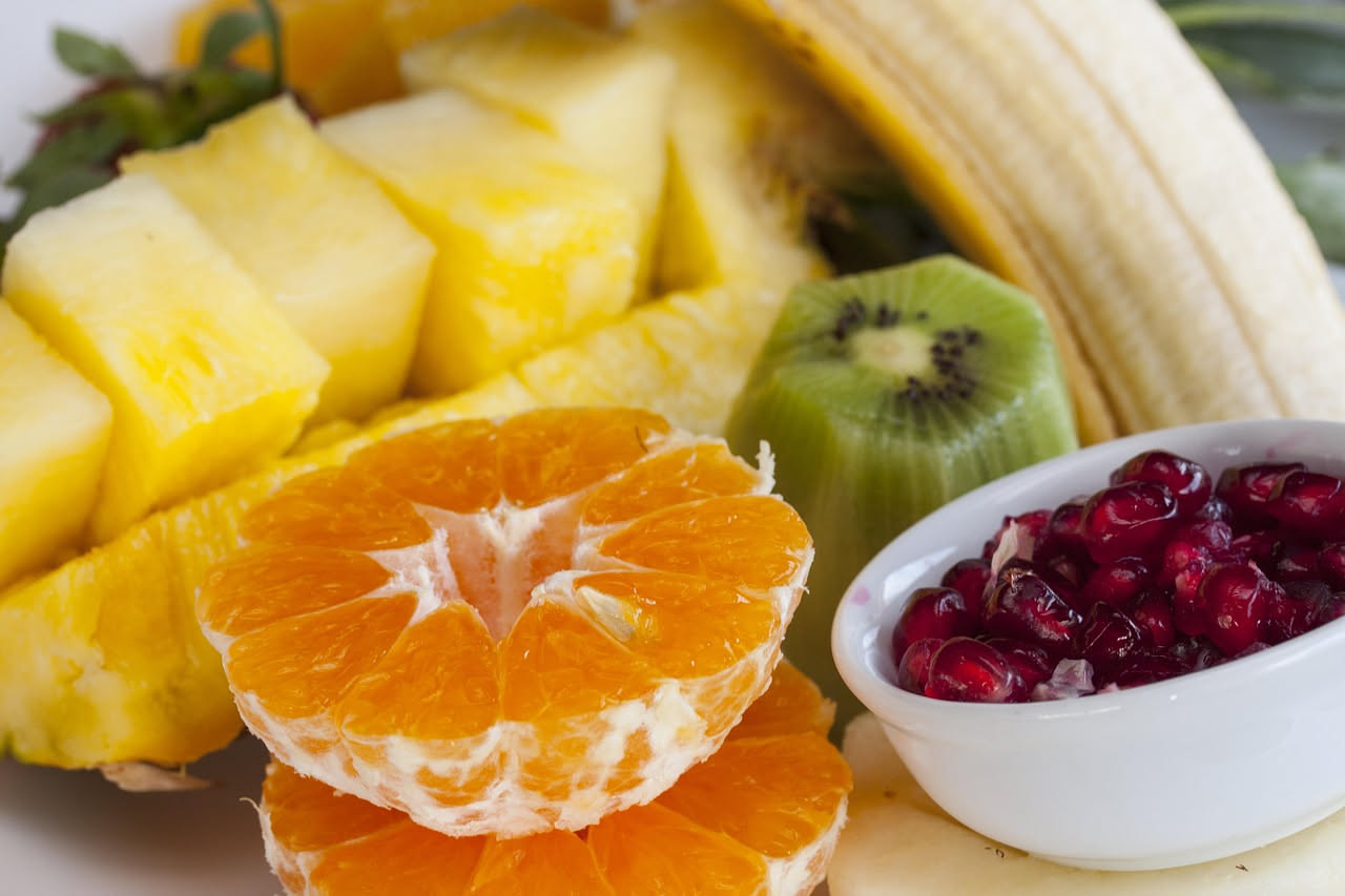 Cosa succede a chi mangia troppa frutta la sera: cosa sapere