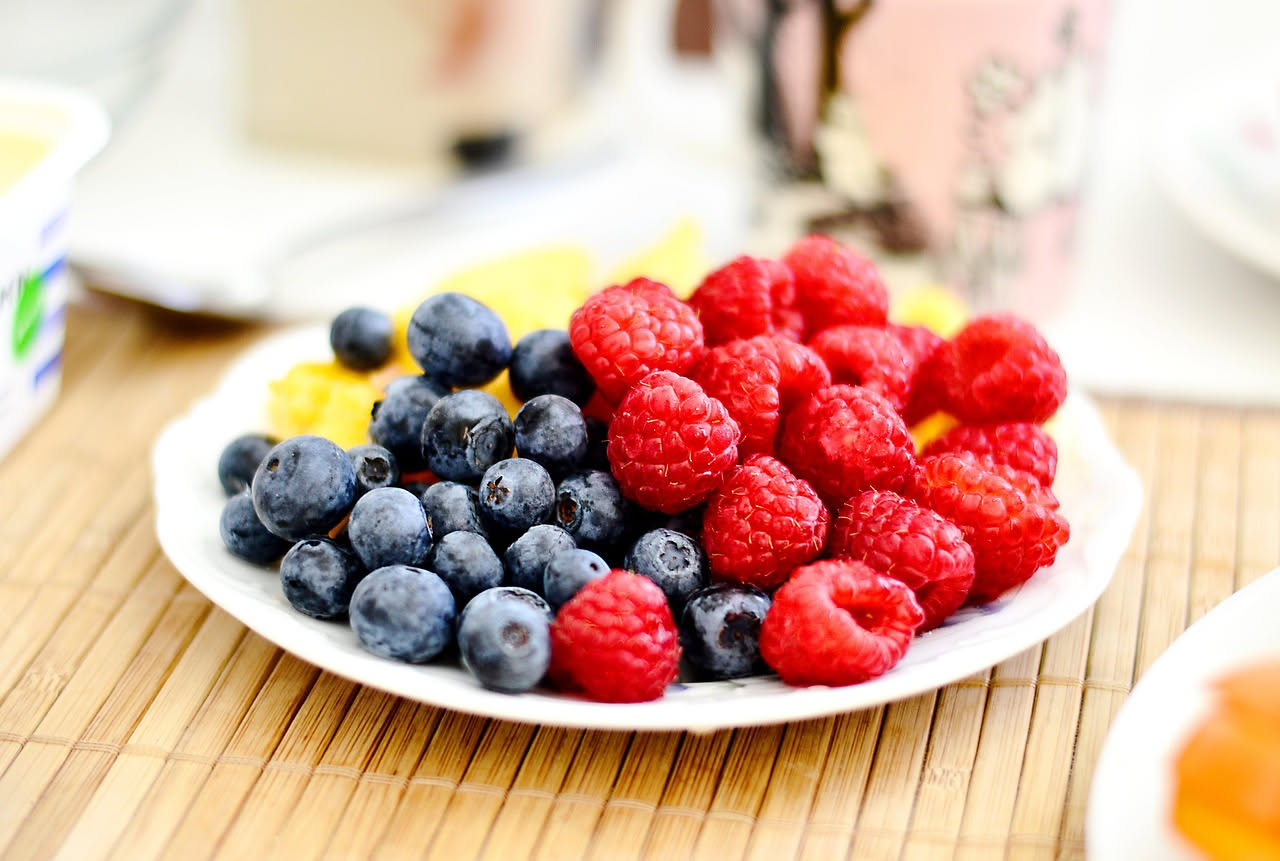 Cosa succede a chi mangia solo frutta a cena d'estate: attenzione