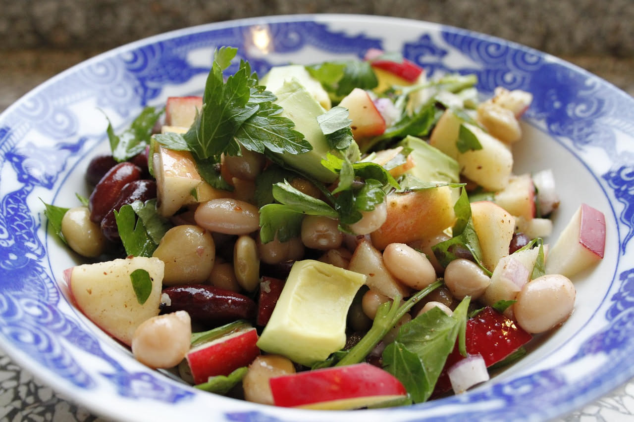 Cosa succede a chi mangia legumi freddi in insalata: i benefici