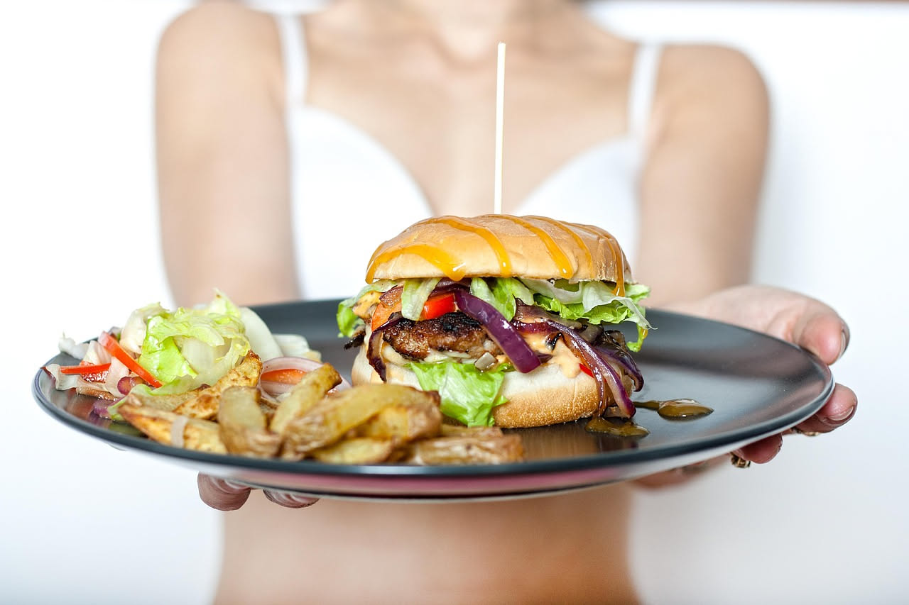 Cosa succede a chi mangia troppo poco a pranzo con il caldo: attenzione