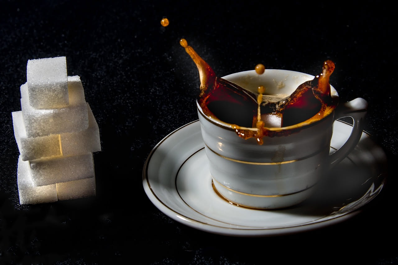 Cosa succede a chi beve troppi caffè freddi zuccherati: attenzione