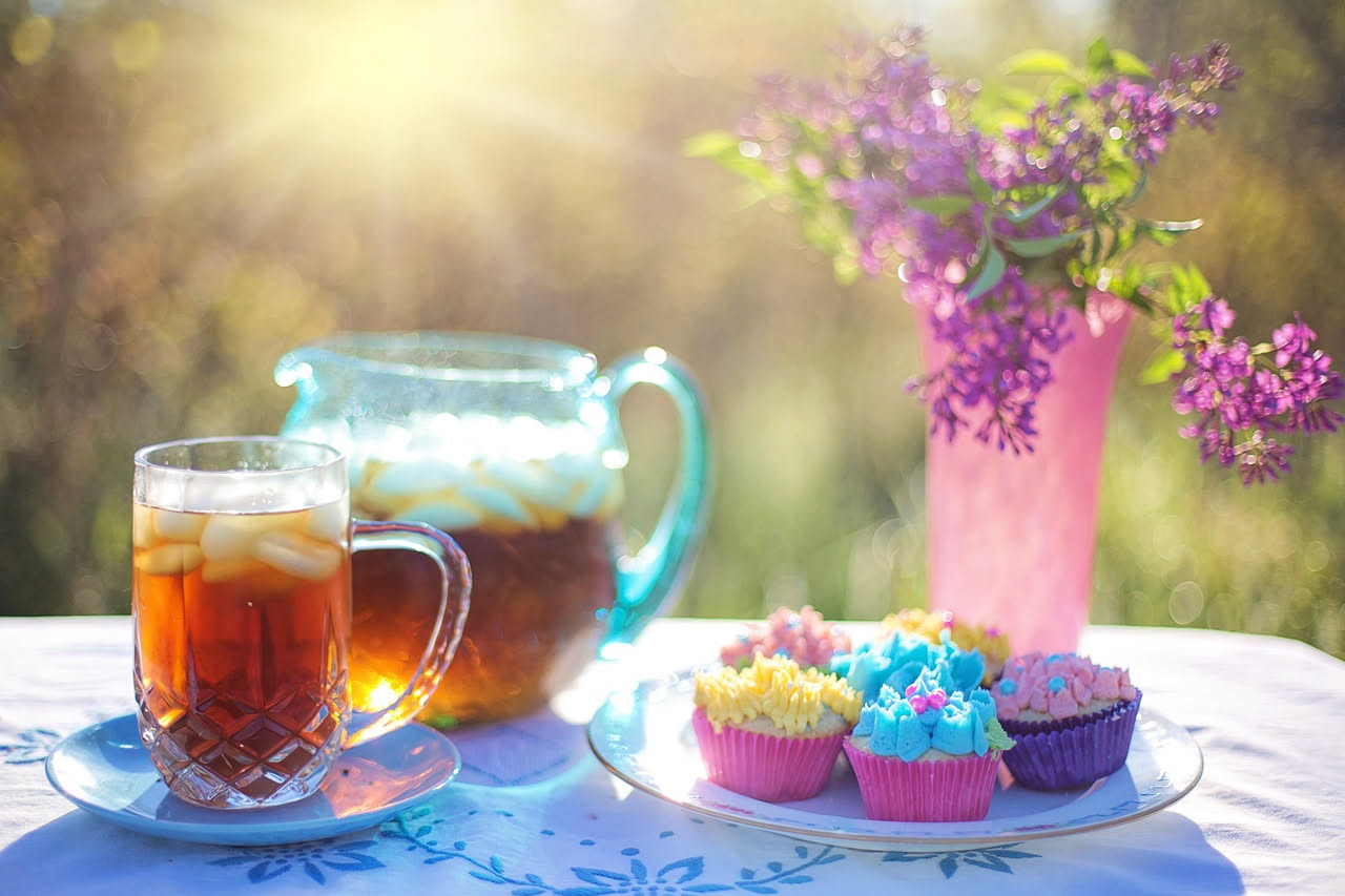 Cosa succede a chi beve tè freddo fatto in casa d'estate: i benefici
