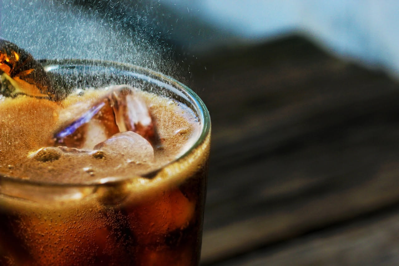 Cosa succede a chi beve caffè freddo zuccherato: attenzione