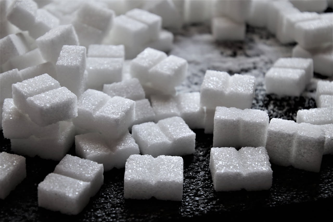 Cosa succede a chi mangia troppo zucchero d'estate: cosa sapere