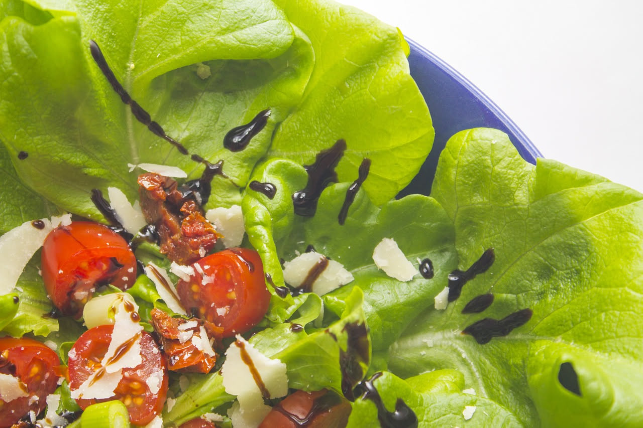 Cosa succede a chi mangia insalata tutti i giorni d'estate: cosa sapere