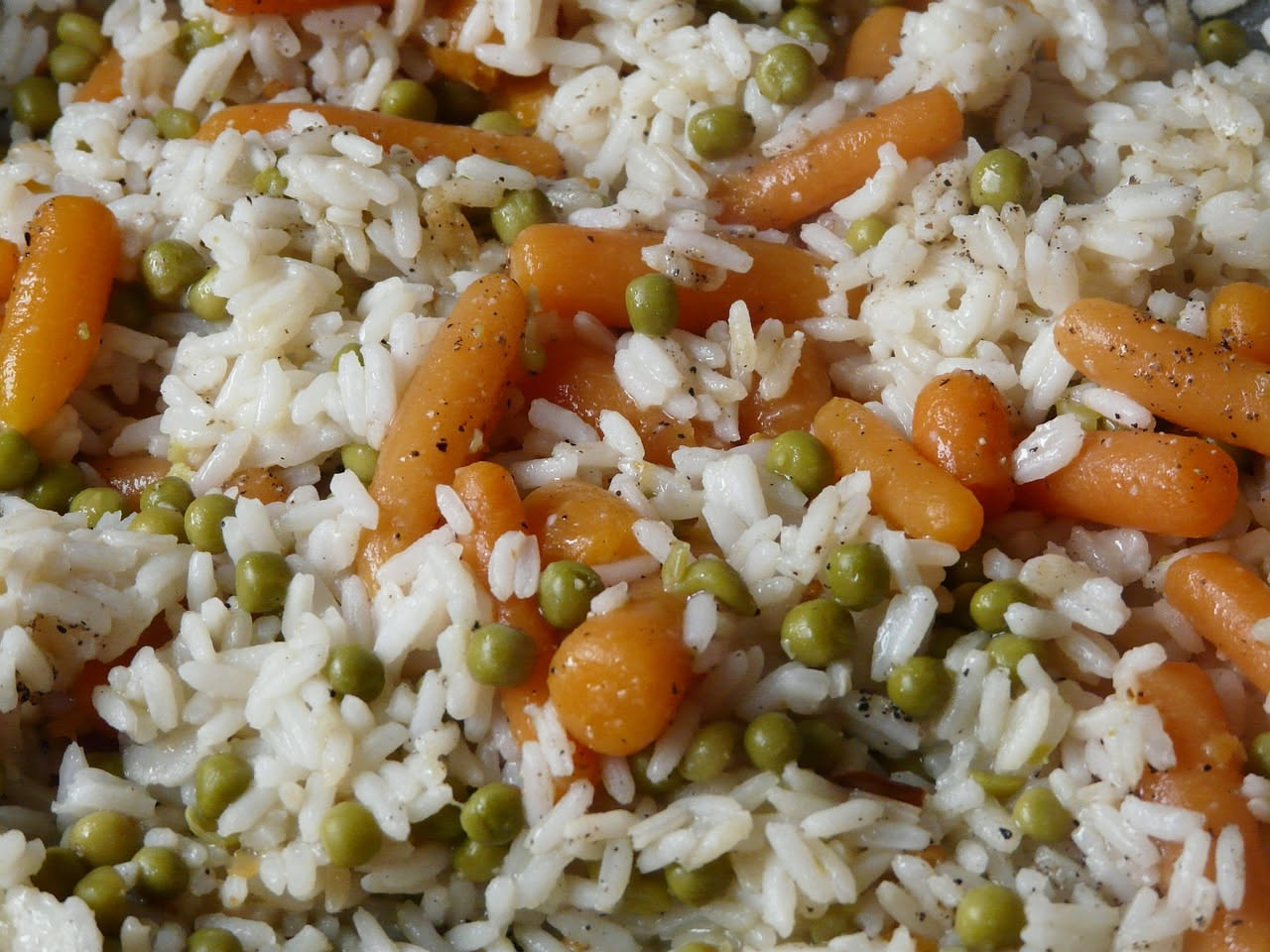 Cosa succede a chi mangia insalata di riso ogni giorno: cosa sapere