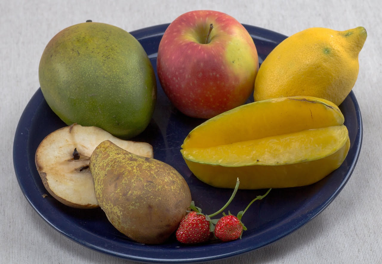Cosa succede a chi mangia troppa frutta sciroppata: attenzione
