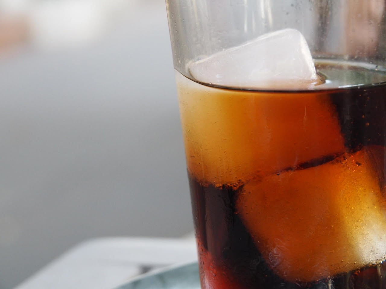 Cosa succede a chi beve bibite gassate con il caldo: attenzione