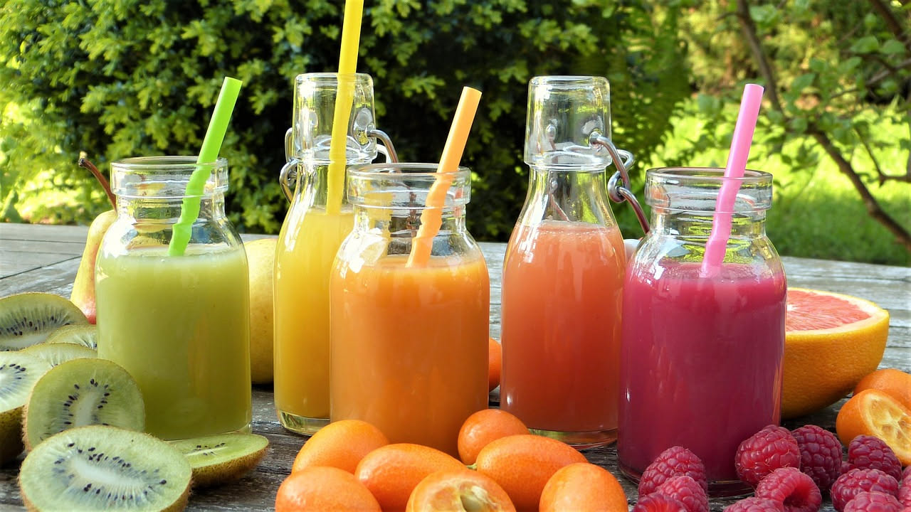 Cosa succede a chi beve centrifugati di frutta ogni giorno: attenzione