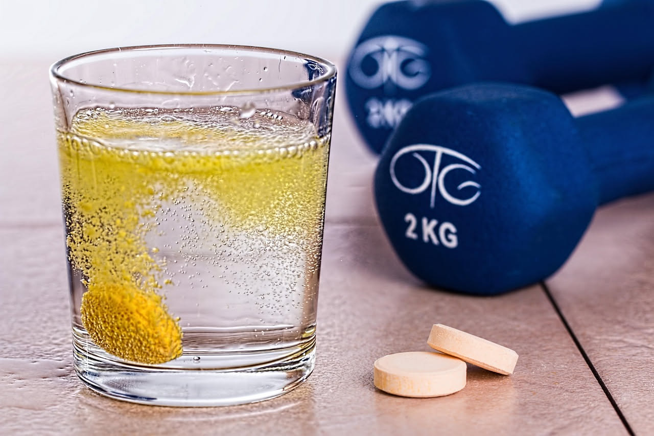 Cosa succede a chi beve acqua durante lo sport estivo: i benefici