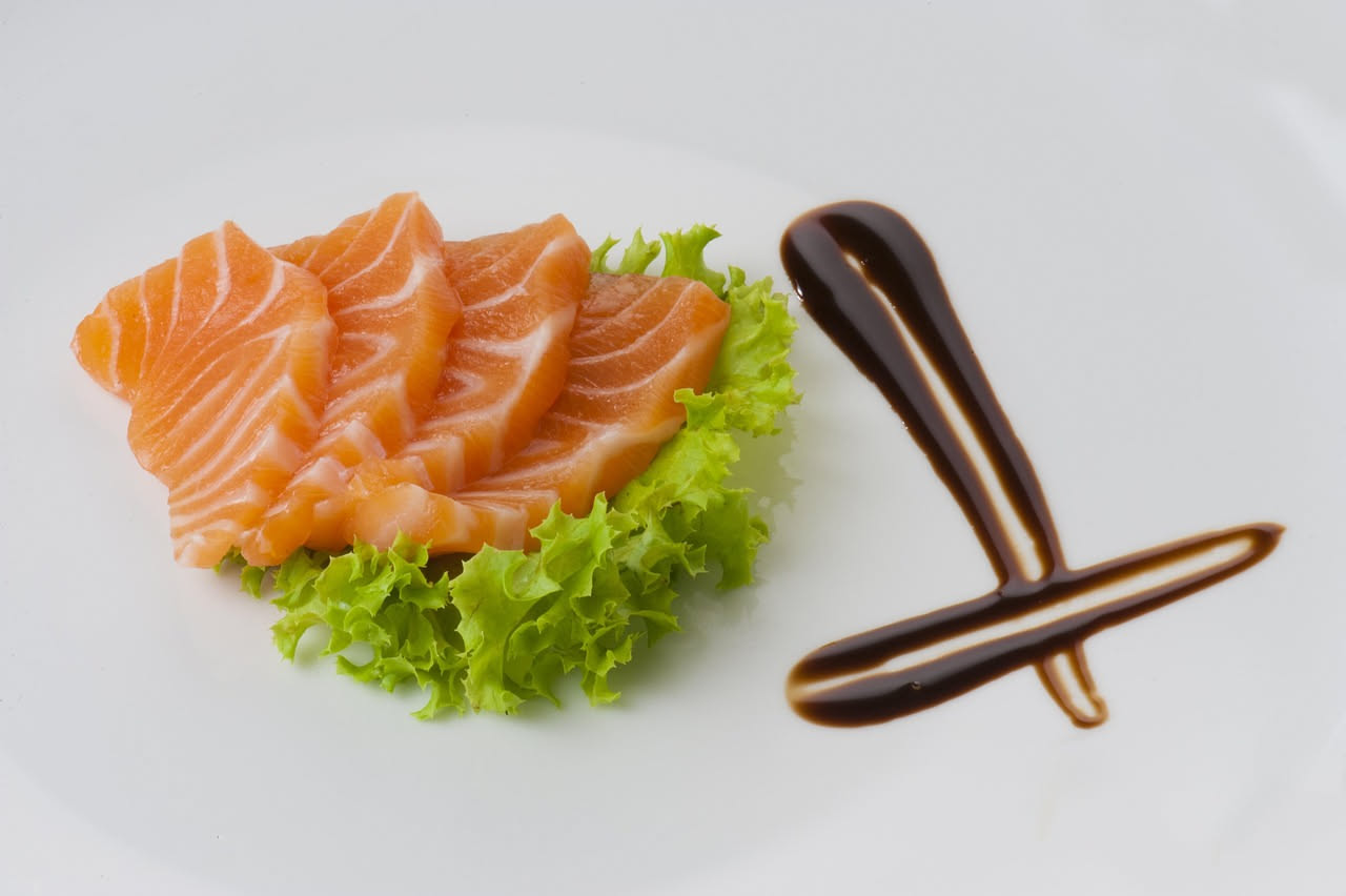 Cosa succede a chi mangia pesce crudo d'estate: le regole di sicurezza