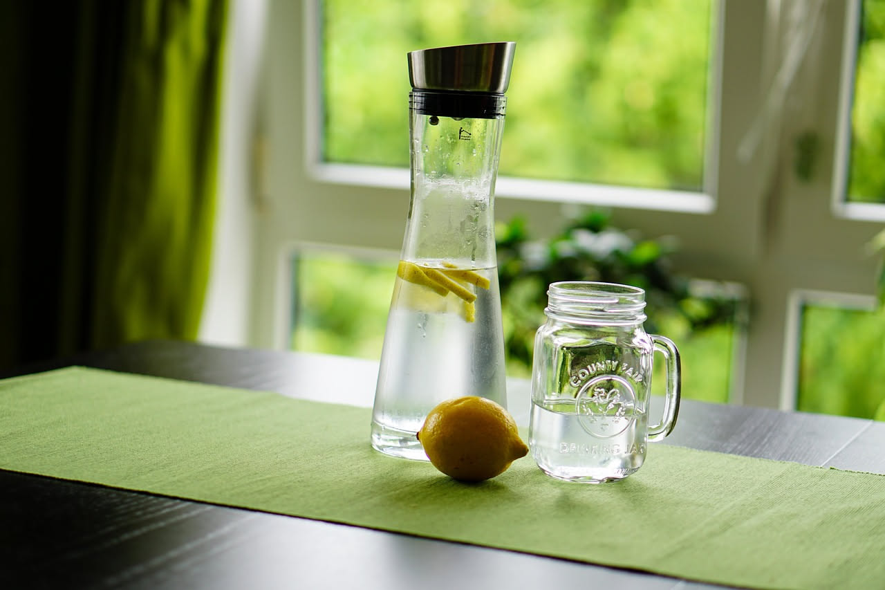 Cosa succede a chi beve acqua e limone al mattino d'estate: cosa sapere