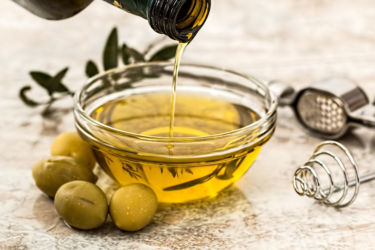 Cosa succede a chi mangia olio d'oliva ogni giorno col colesterolo: la verità