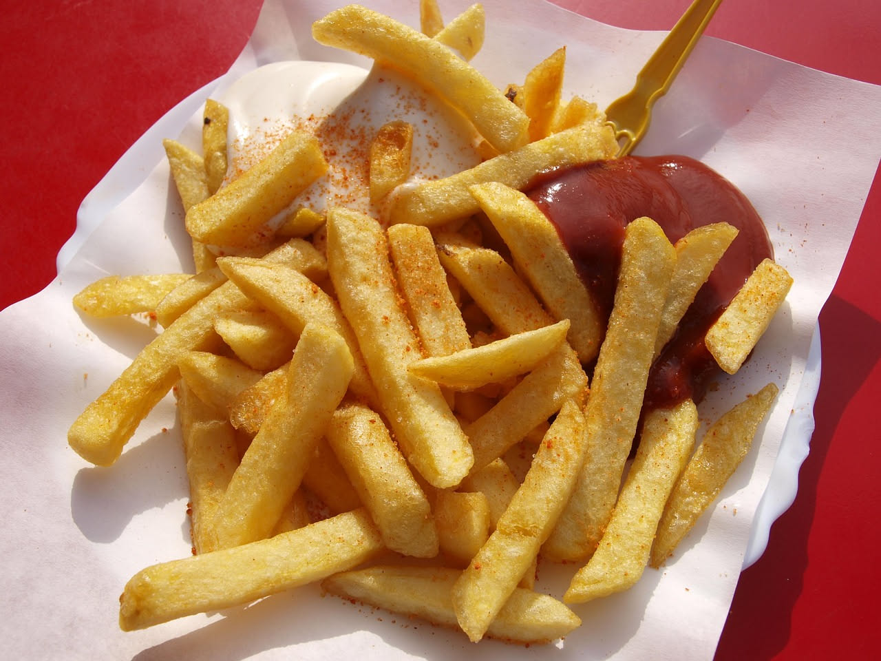 Cosa succede a chi mangia cibi troppo salati d'estate: i rischi