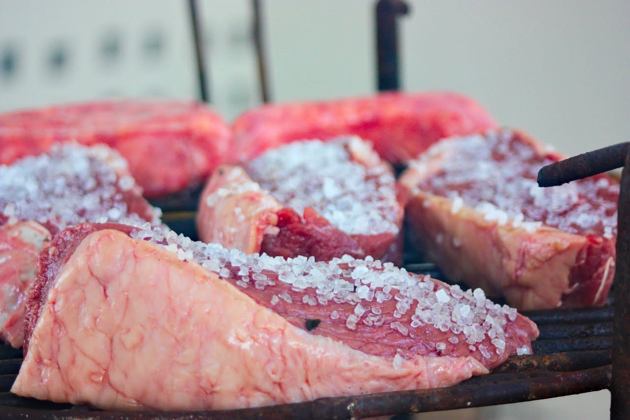 Cosa succede a chi mangia troppa carne alla brace: attenzione