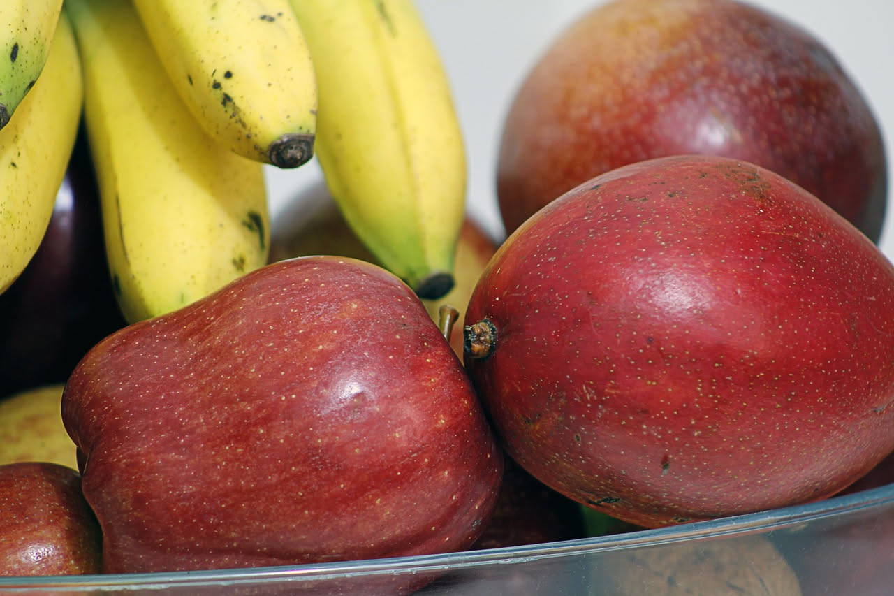 Cosa succede a chi conserva la frutta fuori dal frigo: cosa sapere