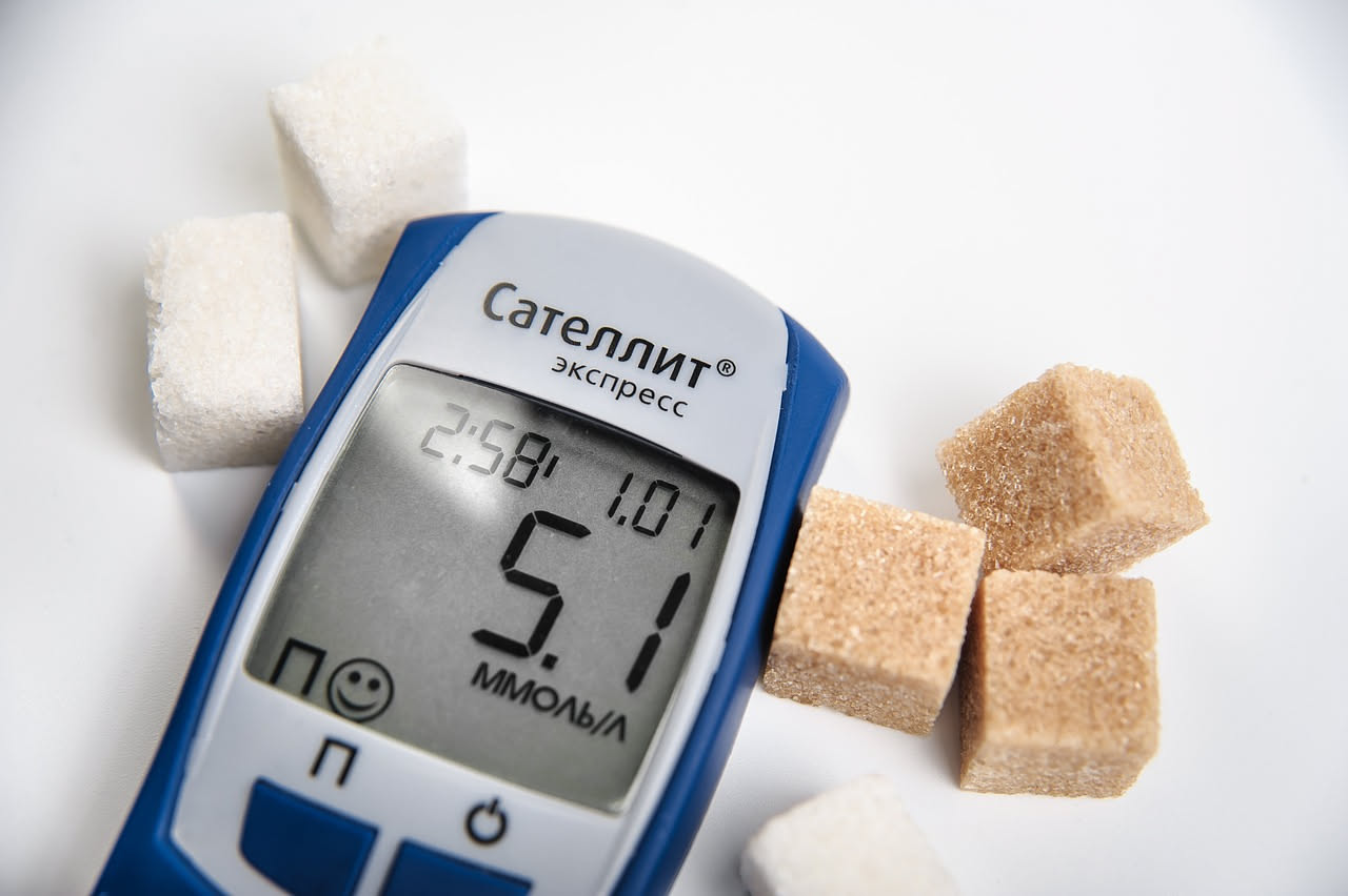 Cosa succede a chi mangia troppi zuccheri con il diabete: attenzione