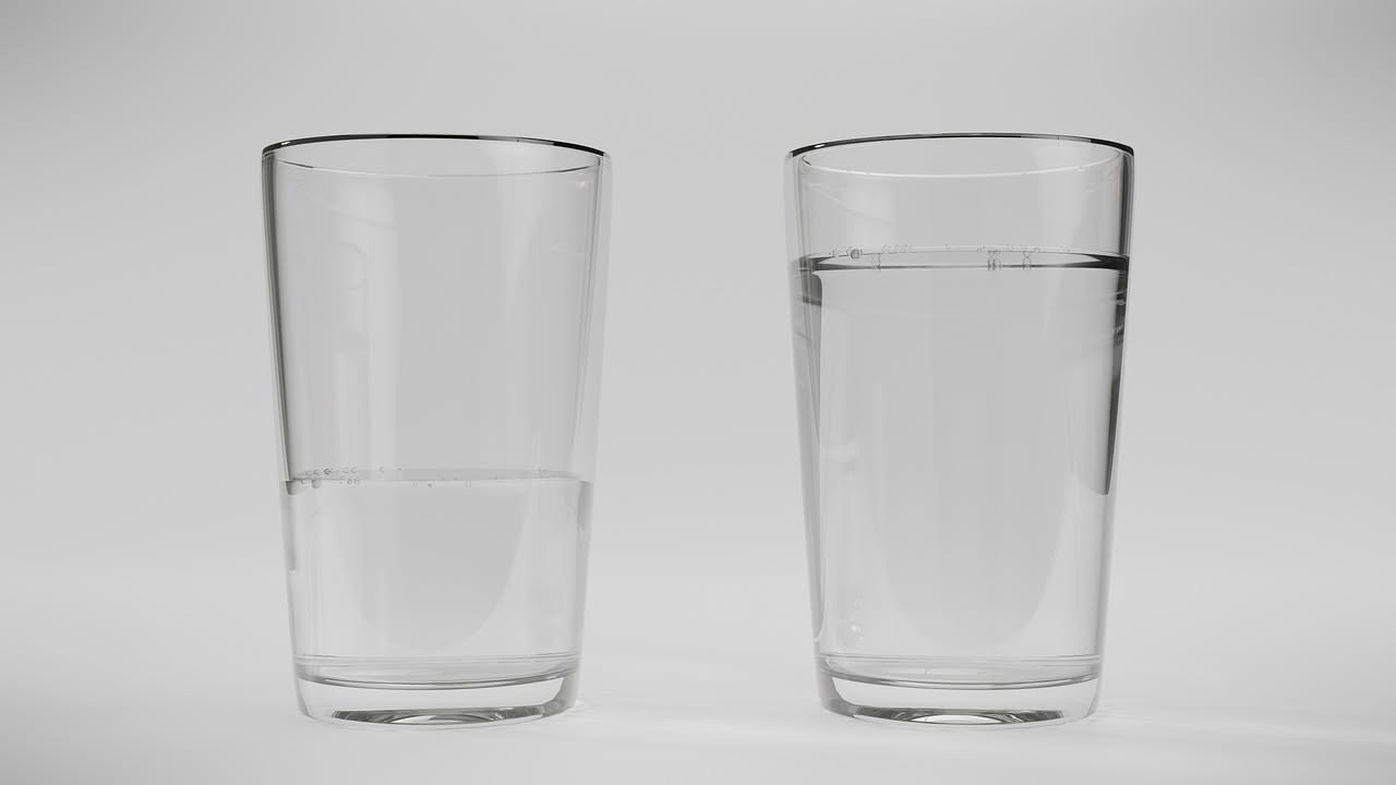 Cosa succede a chi non beve abbastanza acqua con il caldo: i rischi