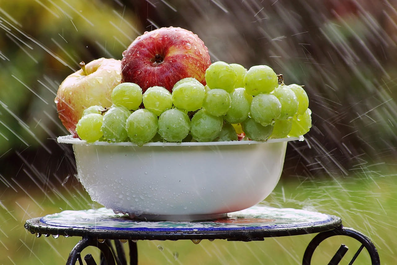 Cosa succede a chi non lava bene frutta e verdura d'estate: i rischi