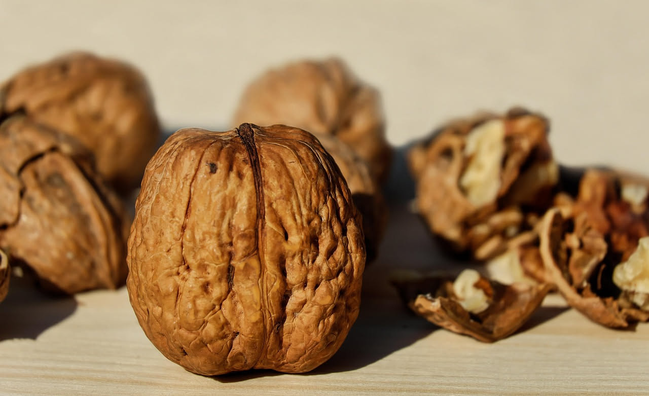 Cosa succede a chi mangia noci con il colesterolo alto: la verità