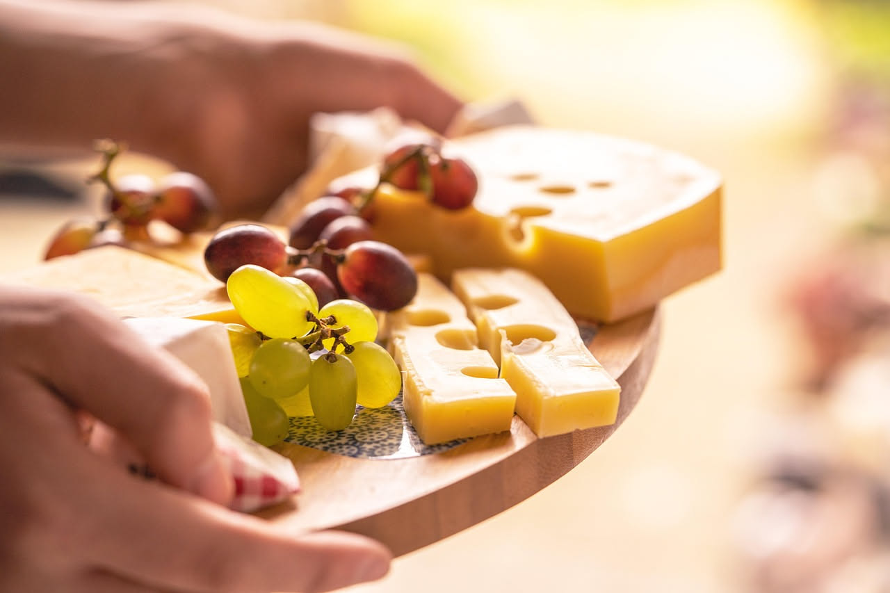 Cosa succede a chi mangia troppo formaggio d'estate: attenzione
