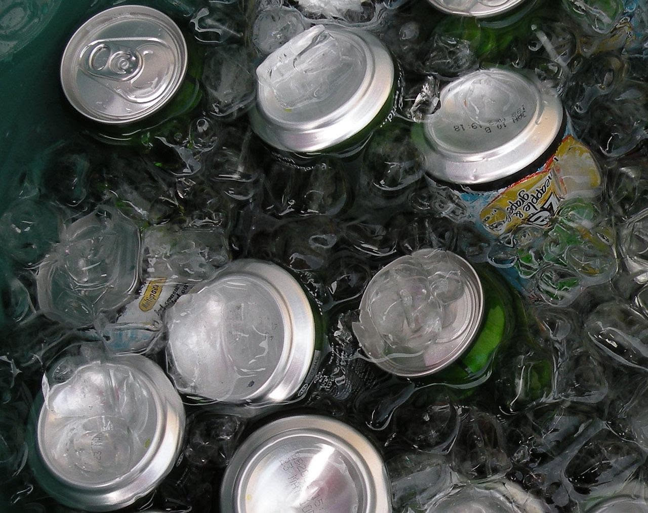 Cosa succede a chi beve troppa birra ghiacciata d'estate: cosa sapere