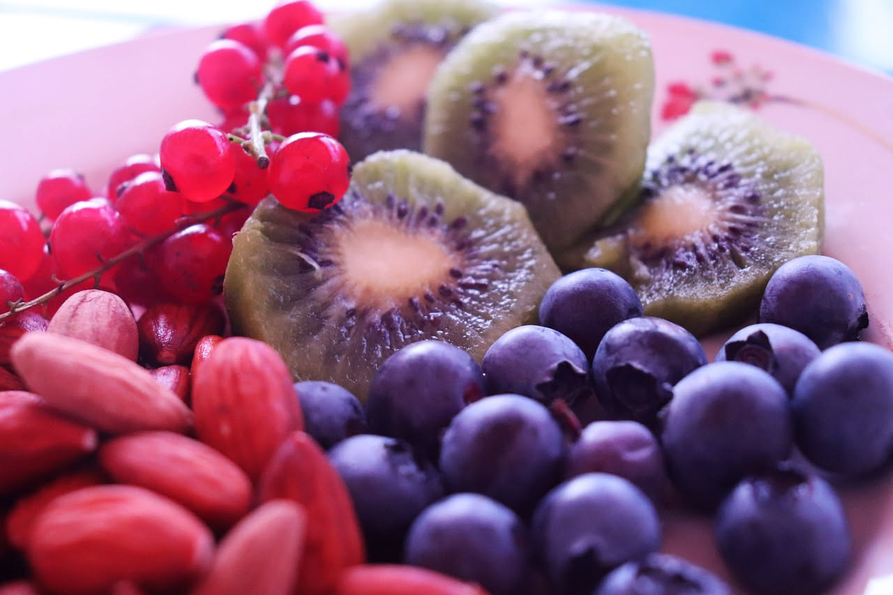 Cosa succede a chi mangia frutta acerba d'estate: cosa sapere