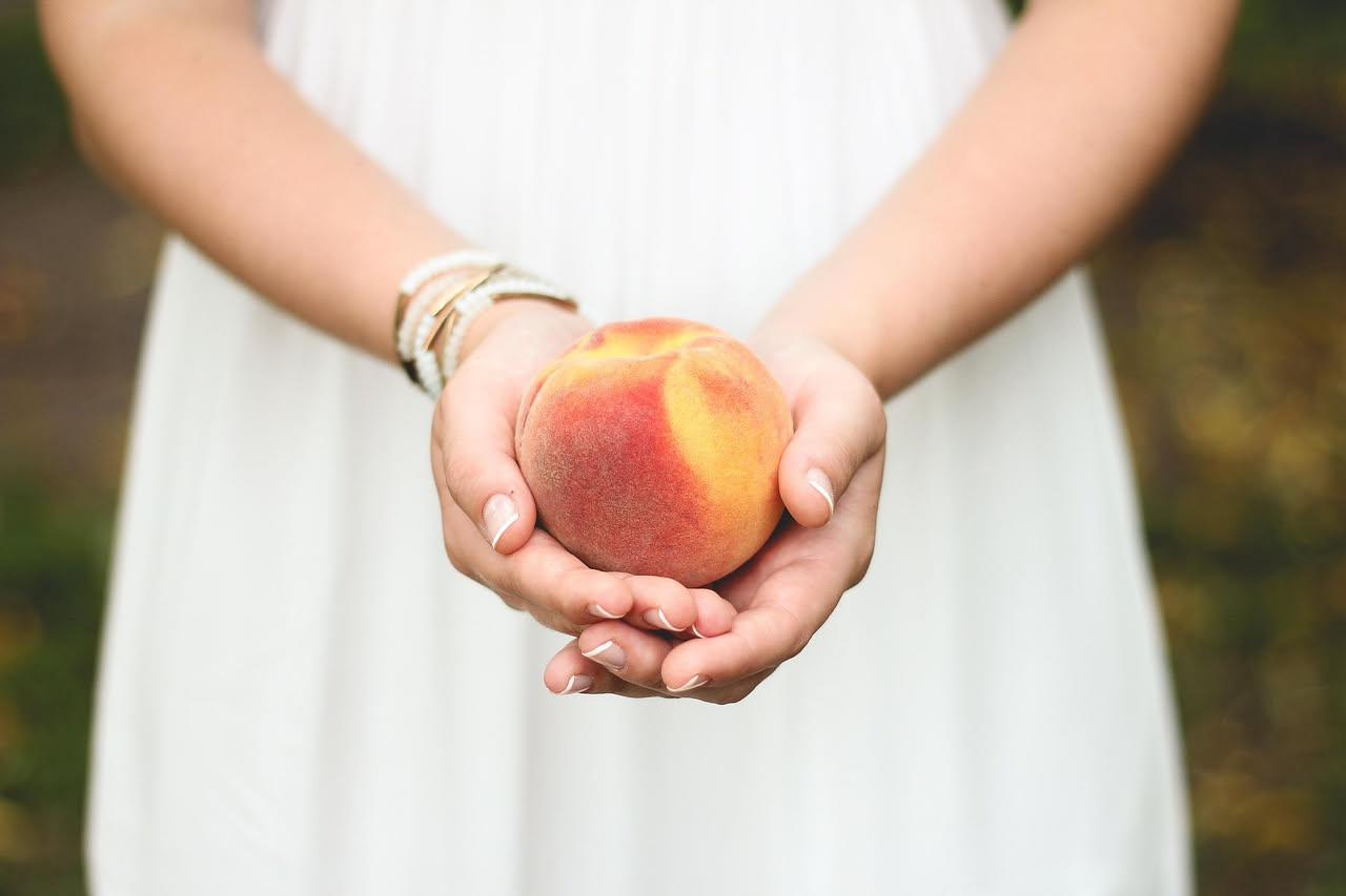 Cosa succede a chi mangia pesche con la glicemia alta: attenzione