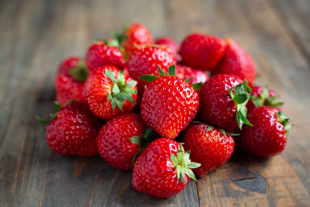 Ora sappiamo perché le fragole fanno bene alla memoria: lo dice uno studio